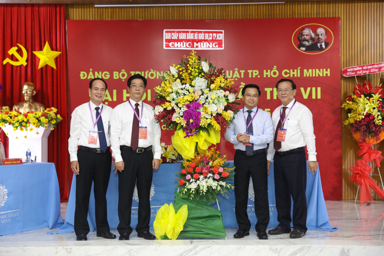 1.	Đồng chí Nguyễn Đông Phong – Bí thư Đảng ủy Khối tặng hoa chúc mừng đại hội