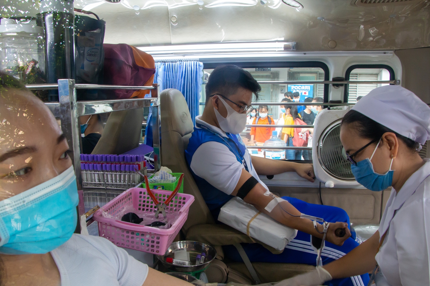 3 Nhân viên y tế đang thực hiện lấy máu của người hiến máu