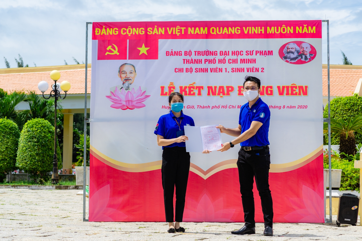 Đồng chí Lâm Thanh Minh - Bí thư Chi bộ Sinh viên 2 trao quyết định kết nạp Đảng viên mới cho quần chúng được kết nạp