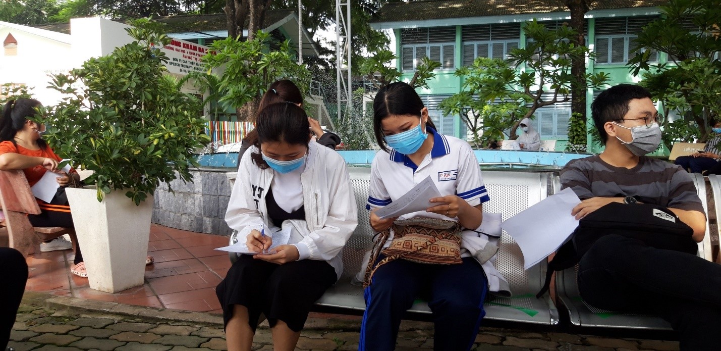 Các bạn sinh viên Trường Đại học Sư phạm thành phố Hồ Chí Minh thực hiện khai báo y tế và tình trạng sức khỏe trong Chương trình hiến máu tình nguyện “Giọt máu hồng vì cộng đồng” 