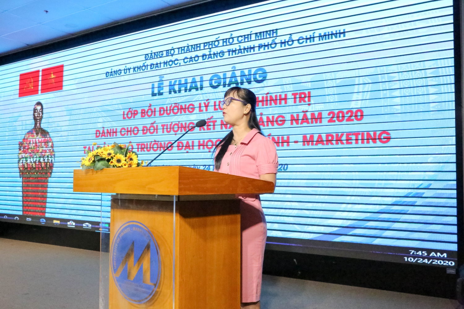 1.	Đồng chí Đặng Thùy Khánh Vân, Trưởng Ban Tuyên giáo Đảng ủy Khối phát biểu khai giảng lớp học
