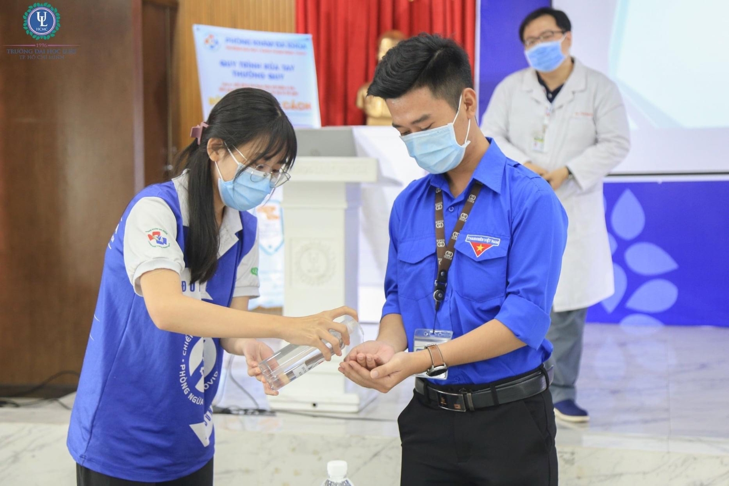 TS.BS. Nguyễn Nam Hà đã mời hai bạn tình nguyện viên thị phạm các bước rửa tay và chỉ ra những điểm sai cần lưu ý