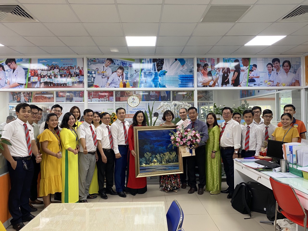 Chị Nguyễn Thị Nguyệt đã tặng lại bức tranh này cho Nhà trường nhân Ngày nhà giáo Việt Nam 20/11.