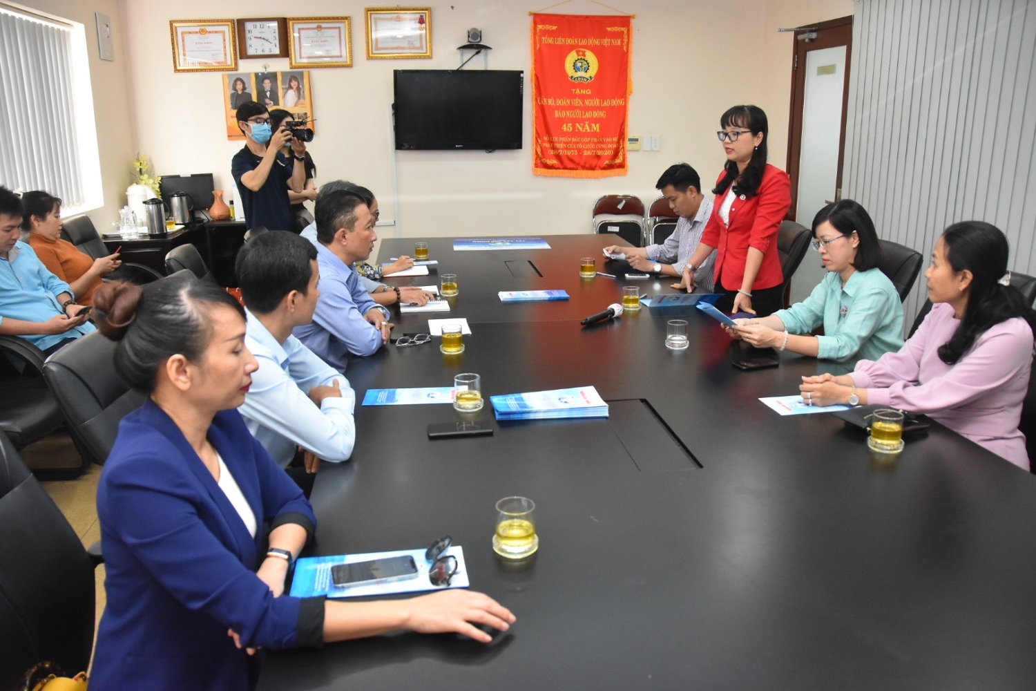 Trưởng Ban Tuyên giáo Đảng ủy Khối Đại học, Cao đẳng Thành phố Đặng Thùy Khánh Vân chia sẻ tại buổi lễ trao kinh phí ủng hộ Chương trình