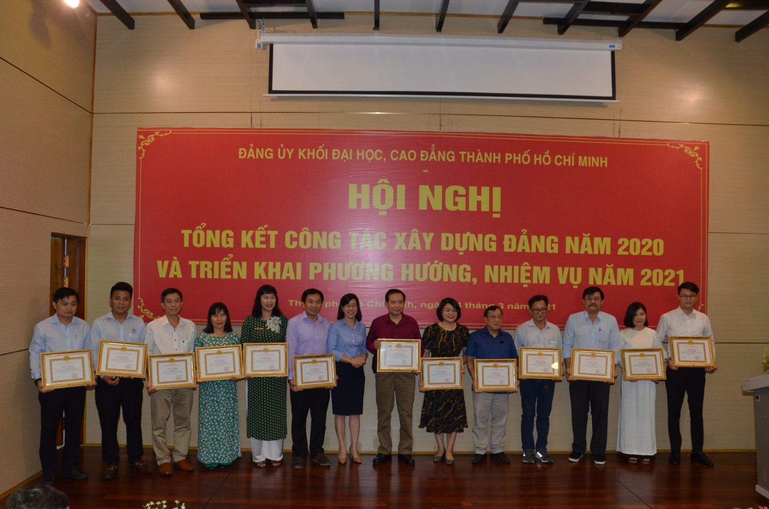 3.	Đồng chí Nguyễn Thị Là – Phó Bí thư Thường trực Đảng ủy Khối tặng 13 đảng viên hoàn thành xuất sắc nhiệm vụ 5 năm liền (2016-2020)