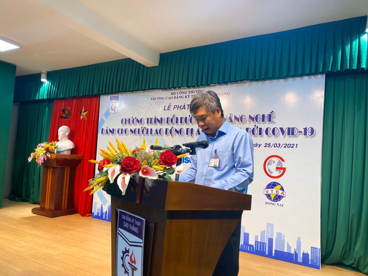 Đồng chí Lê Đình Kha - Phó Bí thư Đảng ủy, Hiệu trưởng Nhà trường phát biểu tại Lễ phát động “Chương trình bồi dưỡng kỹ năng nghề dành cho người lao động bị ảnh hưởng bởi COVID-19”