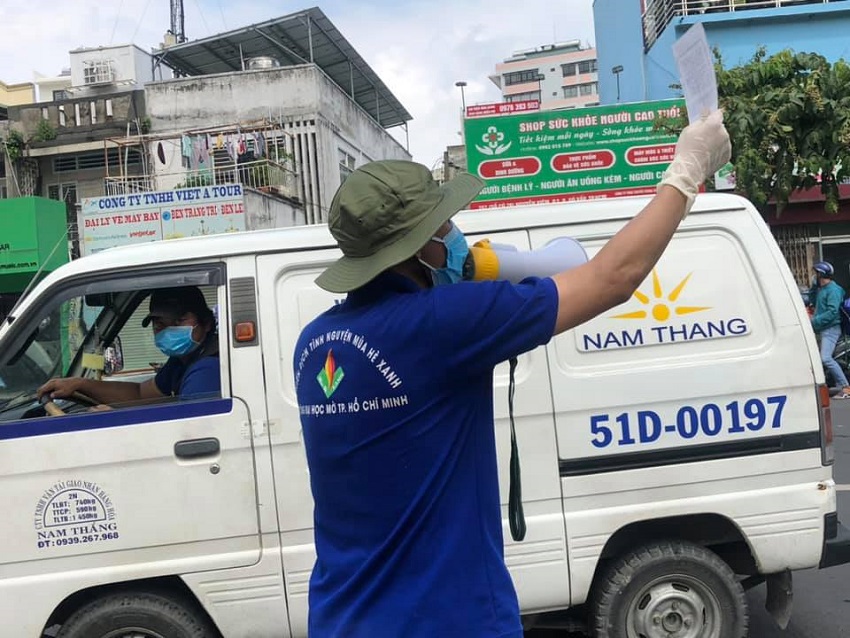 Tình nguyện viên đang hướng dẫn điều phối gia thông tại quận Gò Vấp