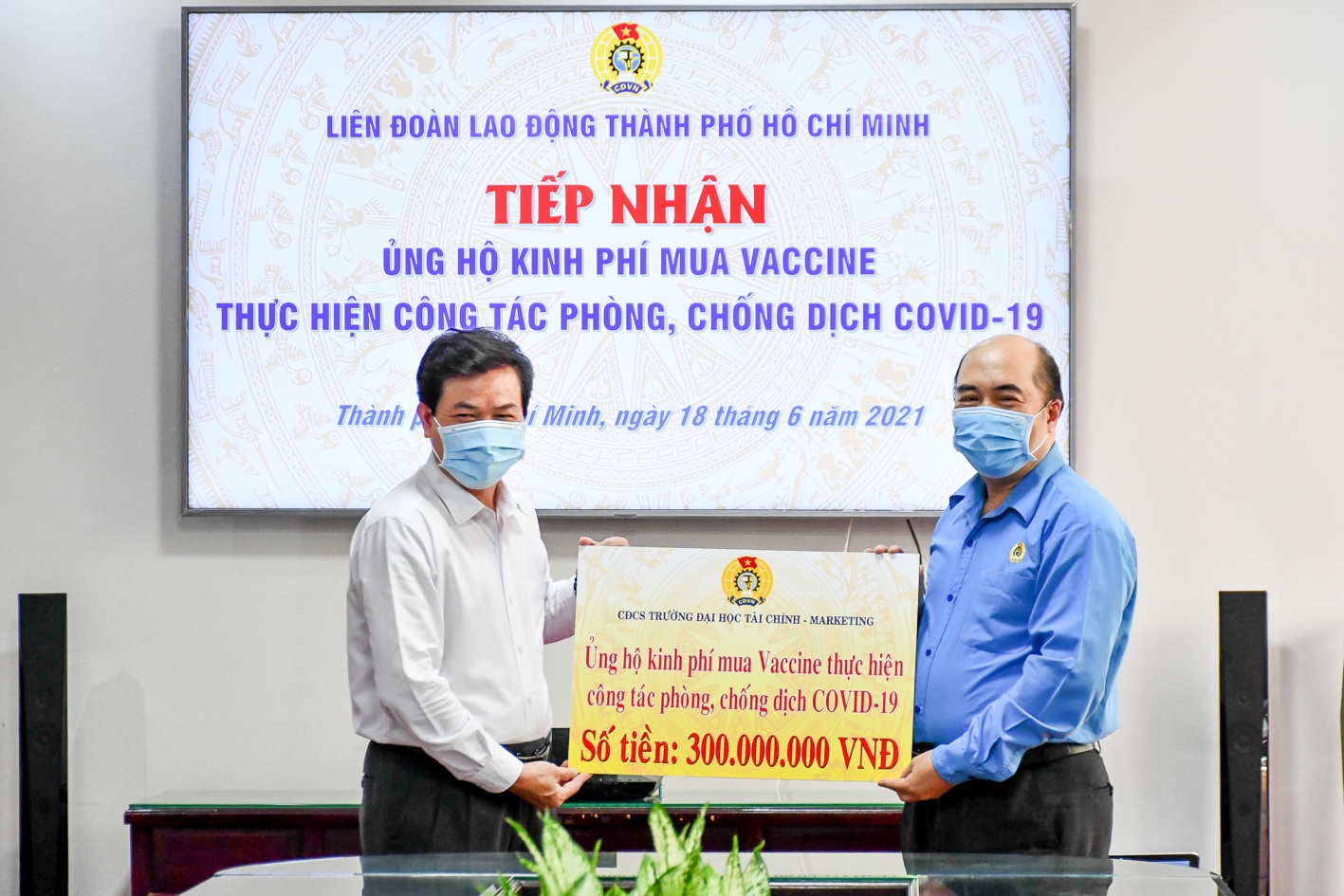 1.	TS. Nguyễn Xuân Hiệp đại diện Công đoàn UFM trao tặng 300 triệu đồng ủng hộ Quỹ vaccine phòng, chống dịch COVID-19