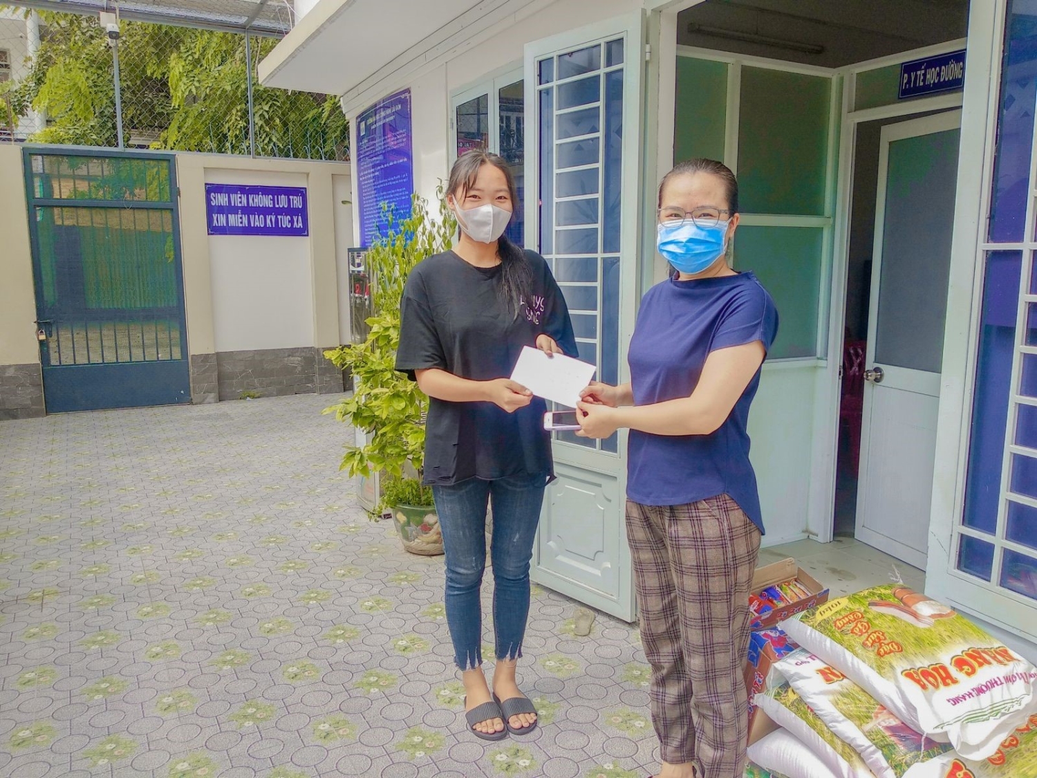 Thay mặt Thầy Trần Quang Hiếu - Cô Trần Thị Mỹ Vân Ban Khoa học cơ bản trao tặng 1 triệu đồng hỗ trợ sinh viên Lê Thị Thu Phương - D20_QT10