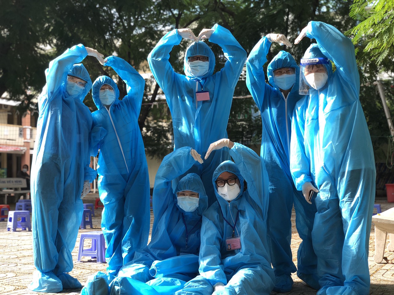 Chiến sĩ Mùa Hè Xanh HUTECH tham gia hỗ trợ điểm tiêm vaccine tại quận Bình Thạnh