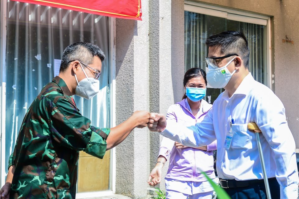 Đồng chí Thanh Hiệp thăm trạm y tế lưu động