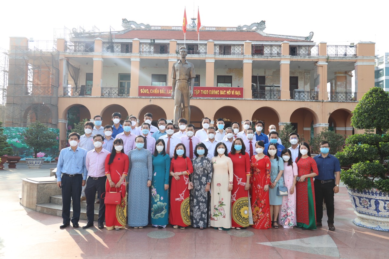 Đoàn đại biểu điển hình “Dân vận khéo” của Khối Đại học, Cao đẳng Thành phố chụp hình lưu niệm tại Bảo tàng Hồ Chí Minh
