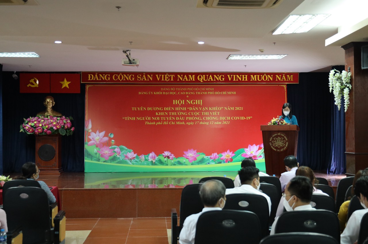 Đồng chí Nguyễn Thị Là - Phó Bí thư Thường trực Đảng ủy Khối trình bày báo cáo tổng kết công tác dân vận và phong trào thi đua Dân vận khéo năm 2021