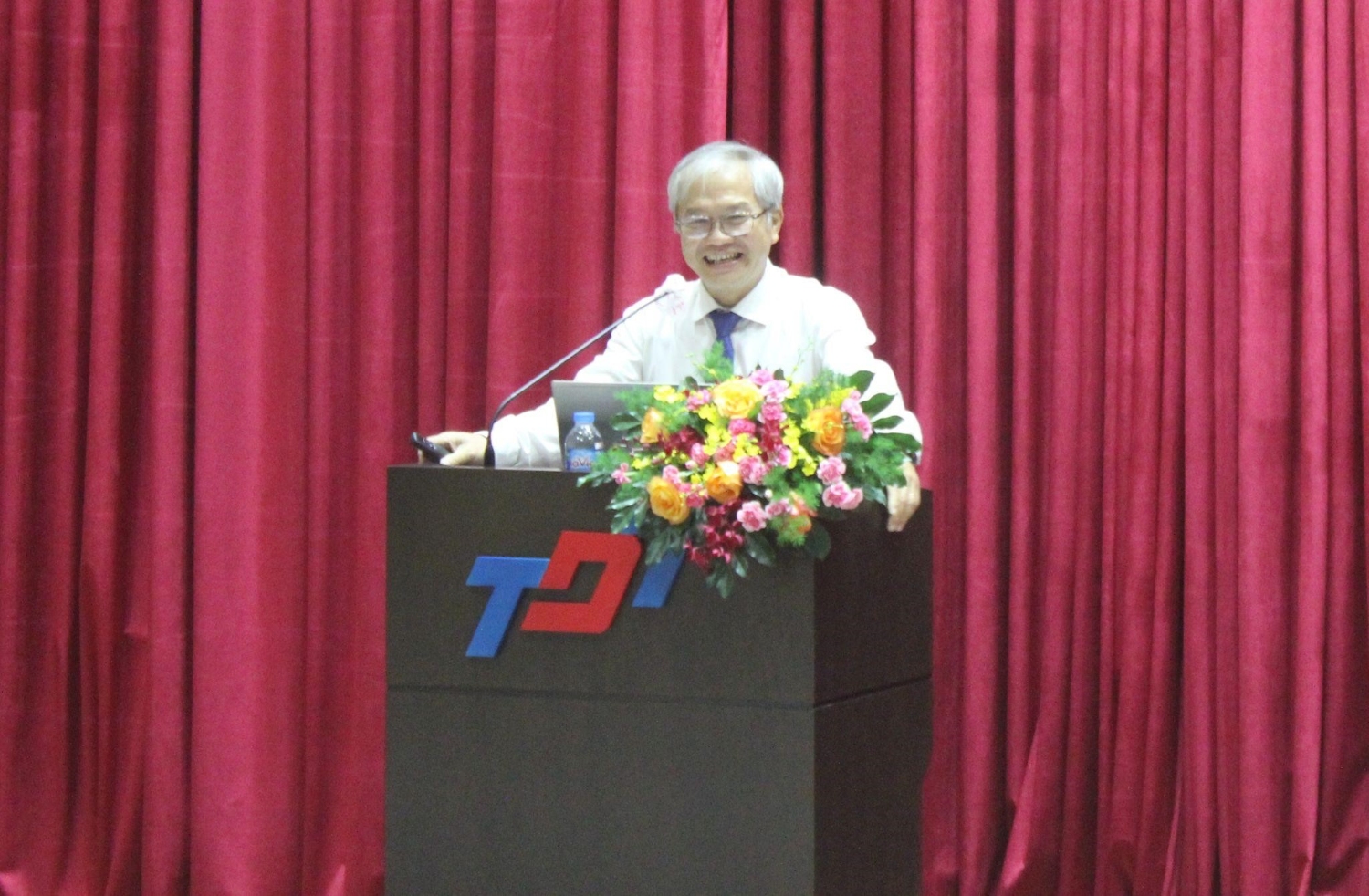 ThS. Hà Trung Thành báo cáo chuyên đề tại buổi sinh hoạt chính trị