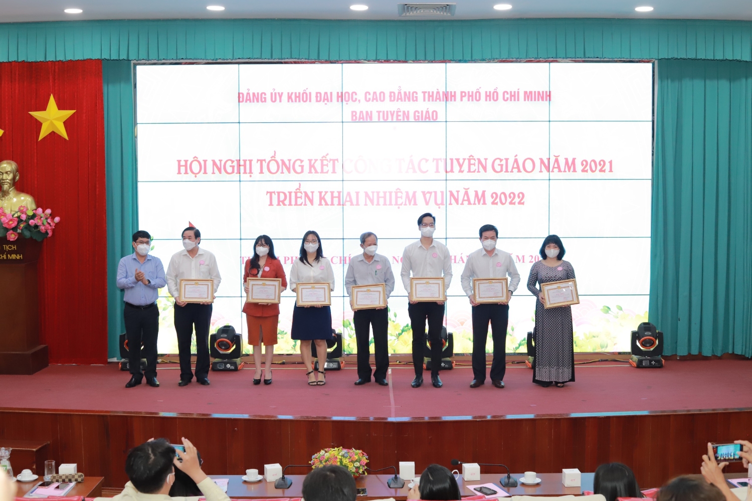Đồng chí Phạm Thanh Sơn, Phó Trưởng Phòng Khoa giáo Ban Tuyên giáo Thành ủy chúc mừng các tập thể hoàn thành xuất sắc công tác tuyên giáo năm 2021
