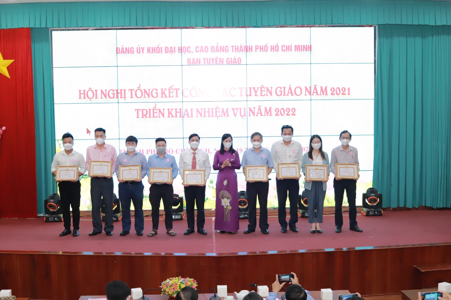 Đồng chí Nguyễn Thị Là – Phó Bí thư Thường trực Đảng ủy Khối chúc mừng các tập thể hoàn thành xuất sắc công tác tuyên giáo năm 2021