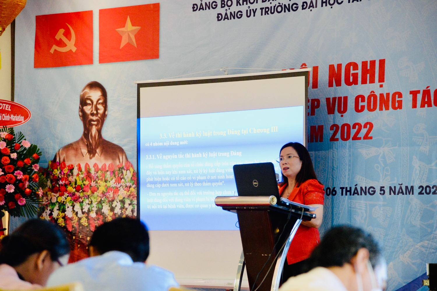 Đc Đinh Thị Thảo Trang Chủ nhiệm UBKT Đảng ủy Khối báo cáo tại Hội nghị tập huấn
