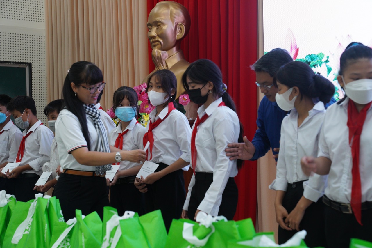 Đồng chí Đặng Thùy Khánh Vân - Trưởng Ban Tuyên giáo Đảng ủy Khối Đại học, Cao đẳng Thành phố Hồ Chí Minh trao học bổng cho các em học sinh