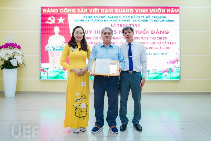 Đồng chí Đỗ Thị Hà – Trưởng Ban Tổ chức Đảng ủy Khối trao tặng Huy hiệu 55 năm tuổi Đảng cho gia đình đồng chí Nguyễn Thanh Tuyền