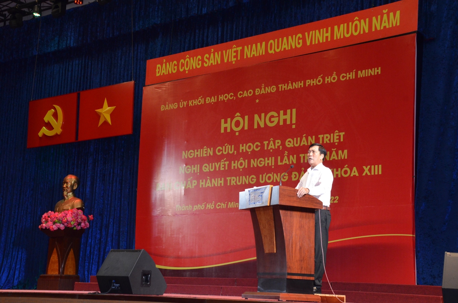 Đồng chí Tô Đại Phong - Phó Trưởng Ban Tuyên giáo Thành ủy báo cáo tại Hội nghị