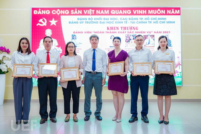 Đồng chí Nguyễn Thanh Giang – Bí thư Đảng ủy Trường tặng giấy khen tập thể hoàn thành nhiệm vụ xuất sắc nhiệm vụ
