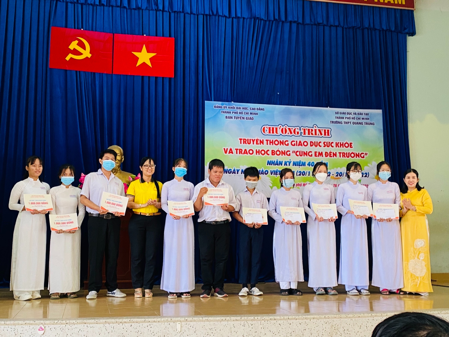 Đồng chí Trưởng Ban Tuyên giáo Đảng uỷ Khối và đại diện trường đại học Tôn Đức Thắng trao học bổng cho các em học sinh