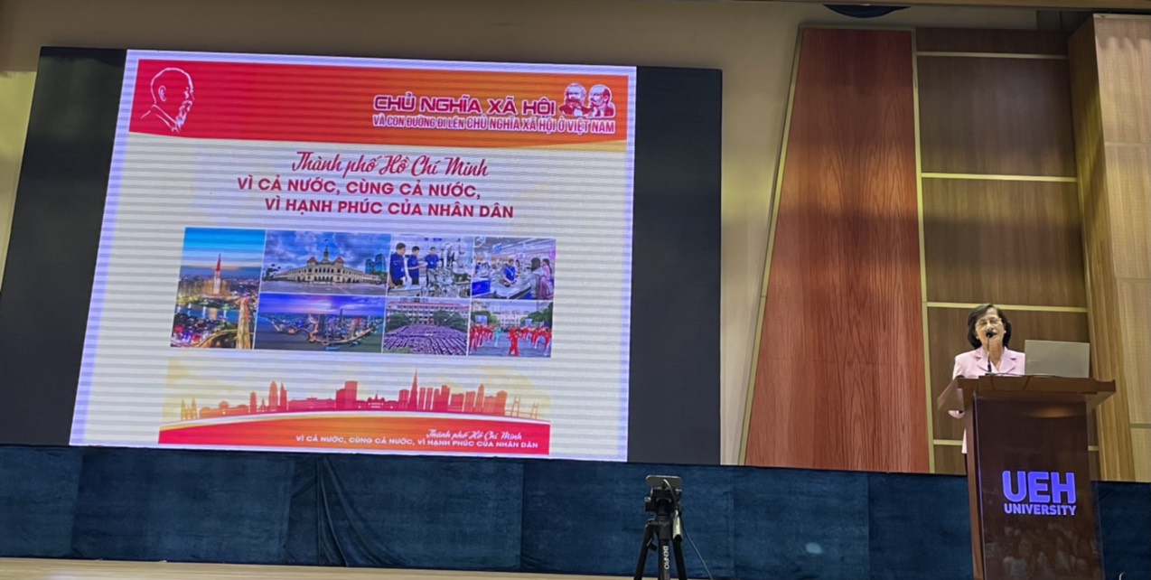 Đồng chí Phạm Phương Thảo, Nguyên Phó Bí thư Thành ủy, Nguyên Chủ tịch HĐND thành phố báo cáo nội dung tác phẩm tại Hội nghị