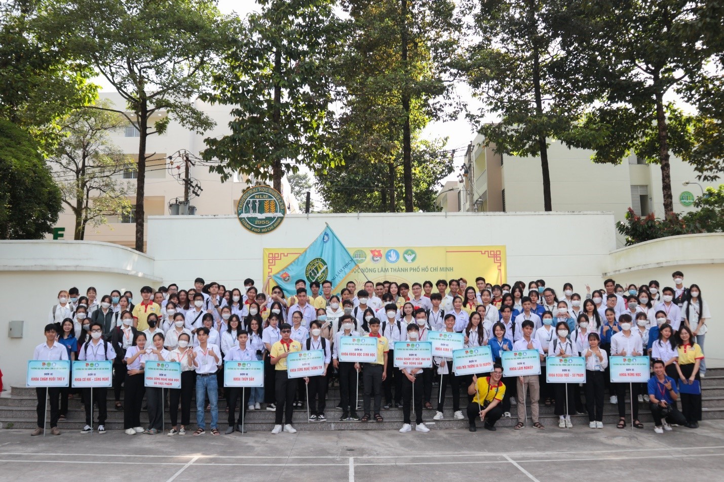 Hơn 60 sinh viên đến từ 12 khoa khác nhau của trường ĐH Nông Lâm TPHCM chụp ảnh lưu niệm