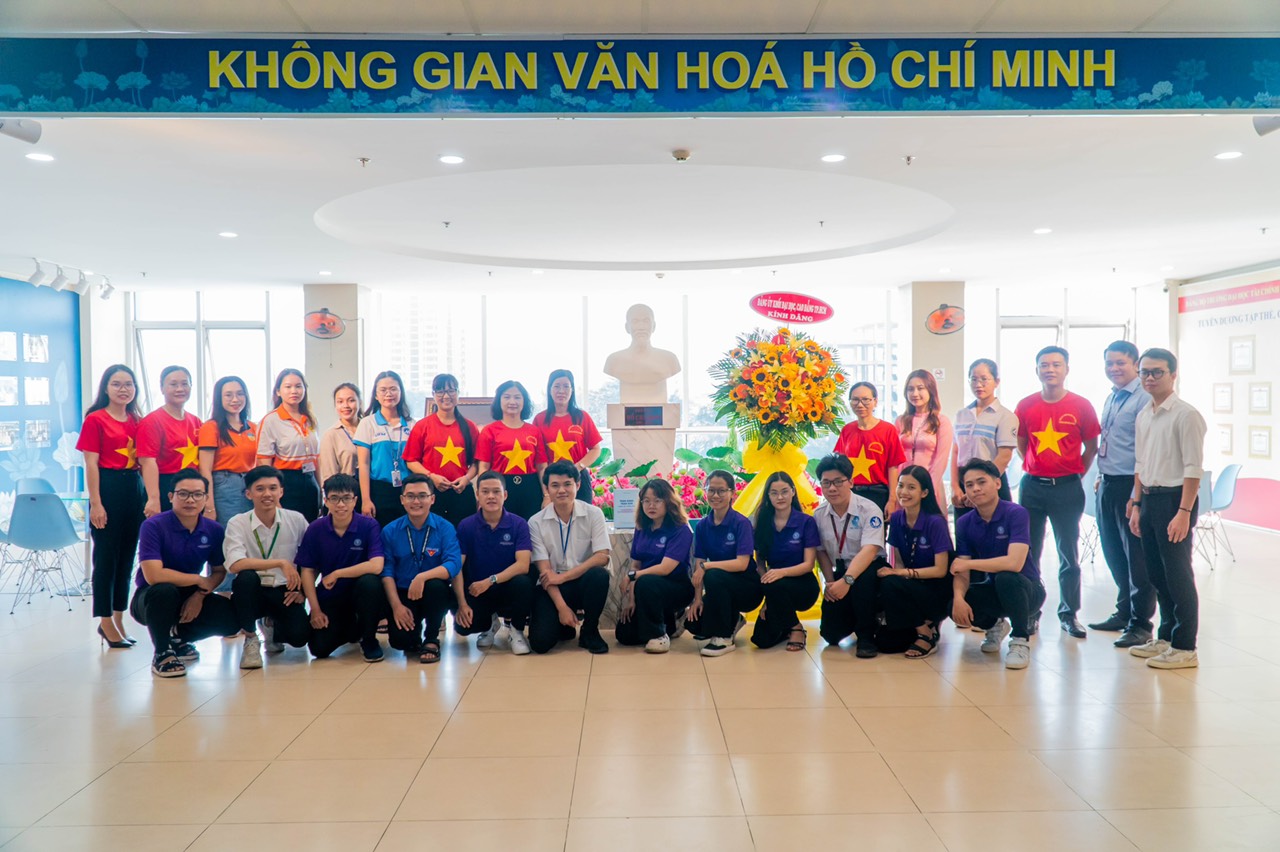 Ban Tổ chức Hội thi và các thí sinh dâng hoa Chủ tịch Hồ Chí Minh tại Không gian Văn hóa Hồ Chí Minh