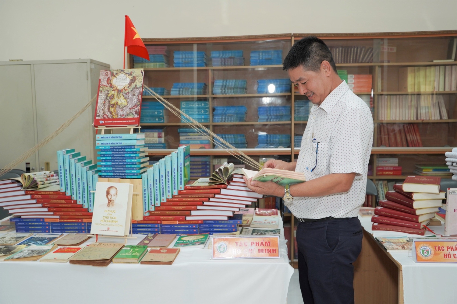 TS. Nguyễn Kế Bình – Bí thư Đảng ủy, Chủ tịch Hội đồng Trường tham quan đọc sách tại khu triễn lãm