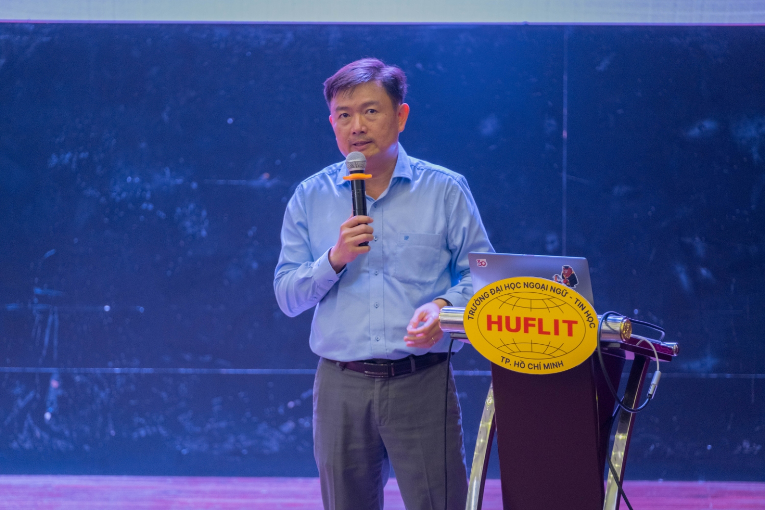 Đồng chí Nguyễn Anh Tuấn – Bí thư Đảng ủy, hiệu trưởng trường đại học Ngoại ngữ tin học Thành phố Hồ Chí Minh chia sẻ kinh nghiệm tại hội nghị