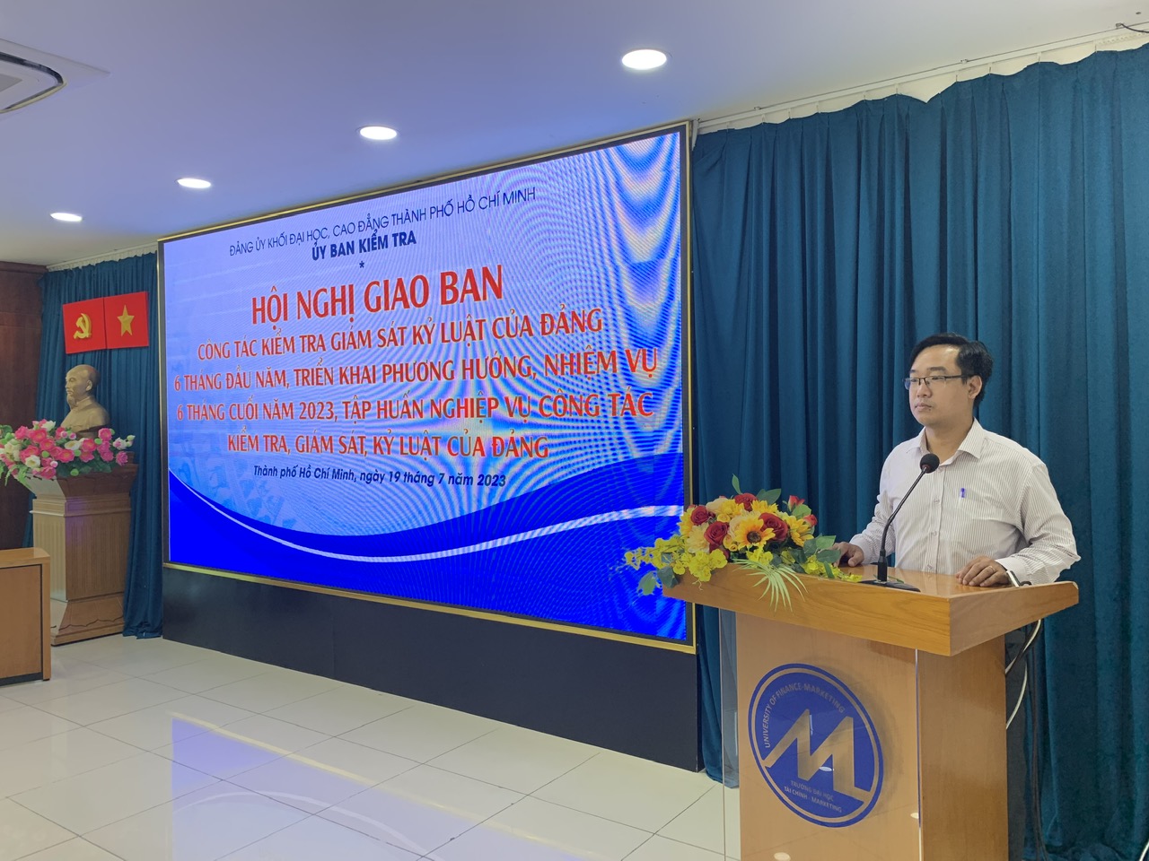 Đồng chí Huỳnh Văn Quang, Phó Chủ nhiệm Ủy ban Kiểm tra Đảng ủy Khối báo cáo tại Hội nghị