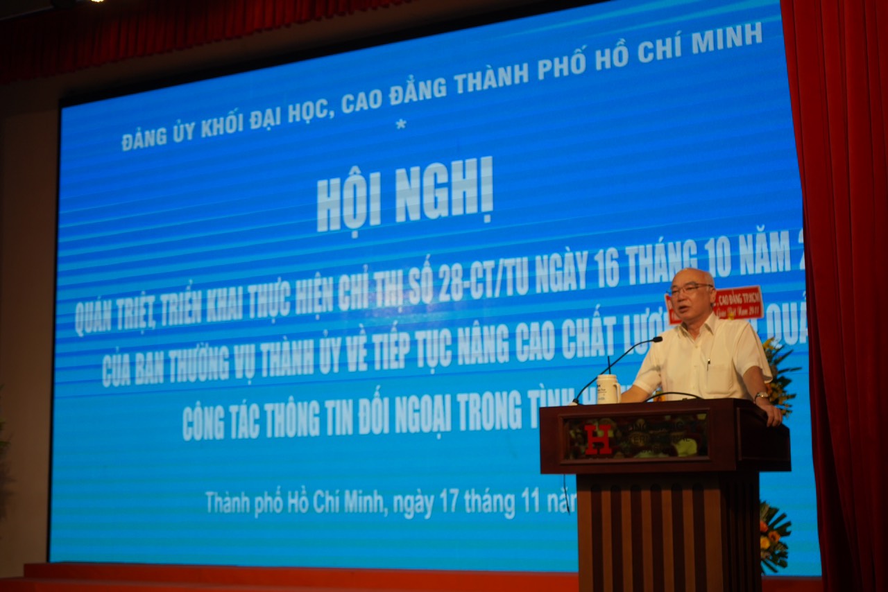 Đồng chí Phan Nguyễn Như Khuê, Ủy viên Ban Thường vụ, Trưởng Ban Tuyên giáo Thành ủy báo cáo tại Hội nghị