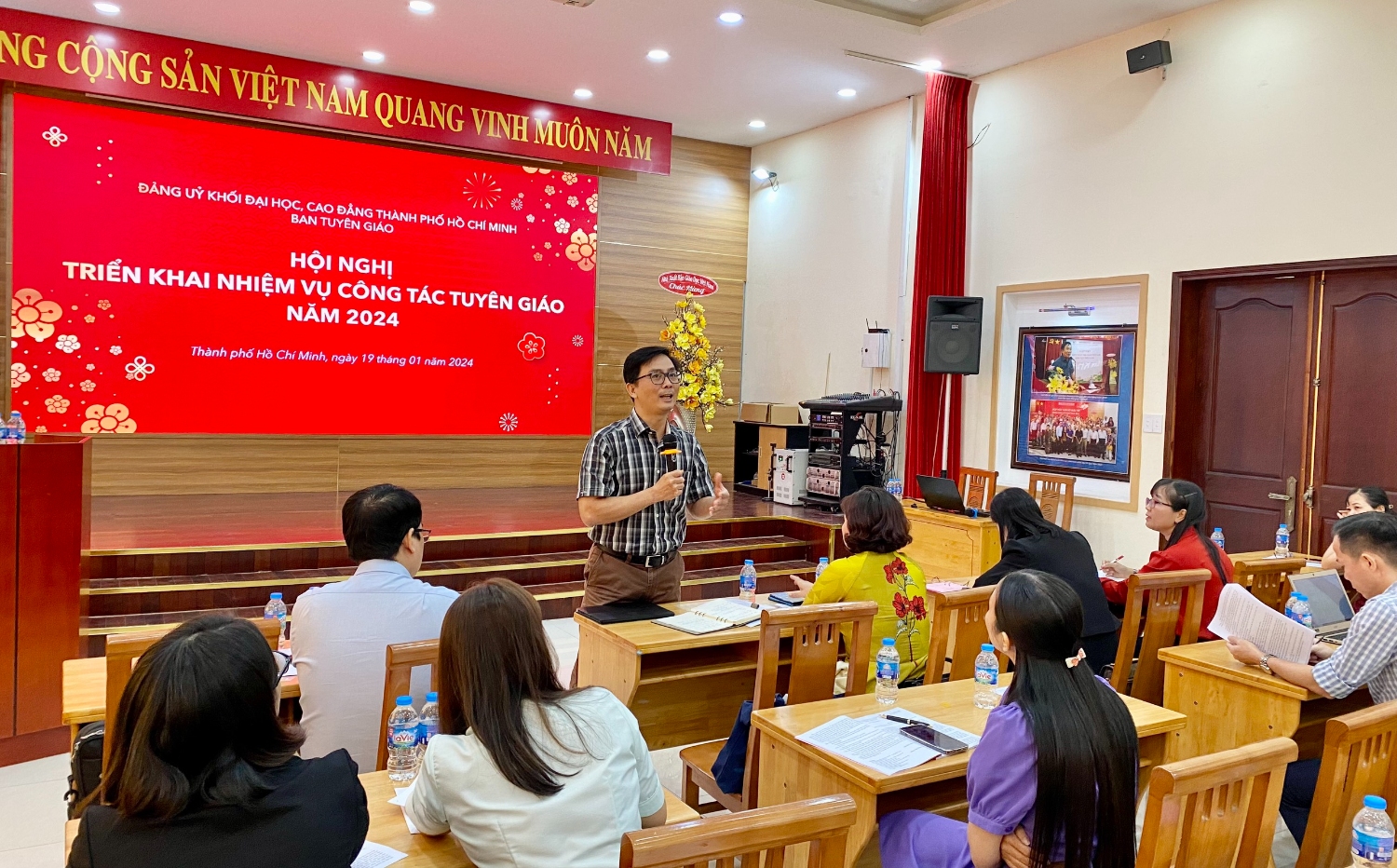 Đồng chí Vương Kiến Quốc – Phó phòng Tuyên truyền - nghiên cứu dư luận xã hội Ban Tuyên giáo Thành ủy phát biểu góp ý chương trình công tác tuyên giáo năm 2024