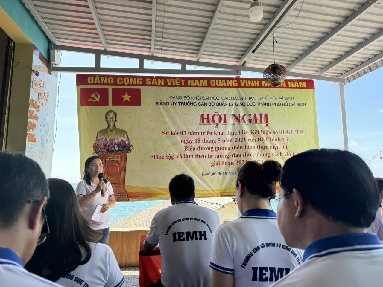 Hình 4 Đồng chí Đinh Thị Thảo Trang UVBTV ĐUK, chủ nhiệm UBKT ĐUK Đại học, Cao đẳng TP HCM phát biểu tại Hội nghị
