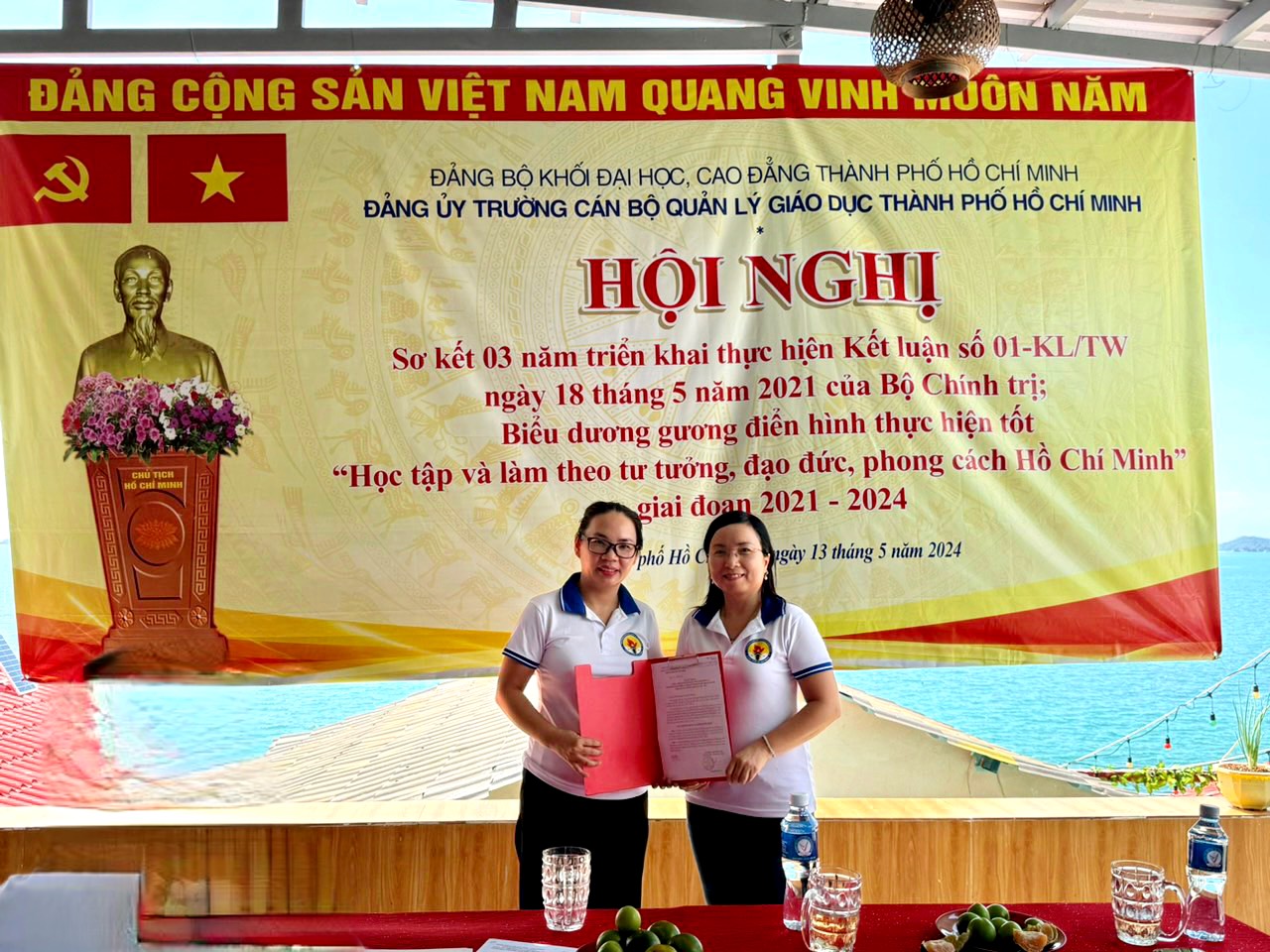 Hình 5 Đồng chí Đinh Thị Thảo Trang trao quyết định cho đồng chí Đinh Thị Kim Loan