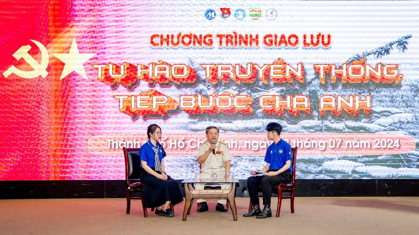 Anh hùng lực lượng vũ trang nhân dân Đại tá Đặng Thọ Truật và Tân Đảng viên Võ Thị Thu Thanh tại Chương trình giao lưu “Tự hào truyền thống – Tiếp lửa cha anh”