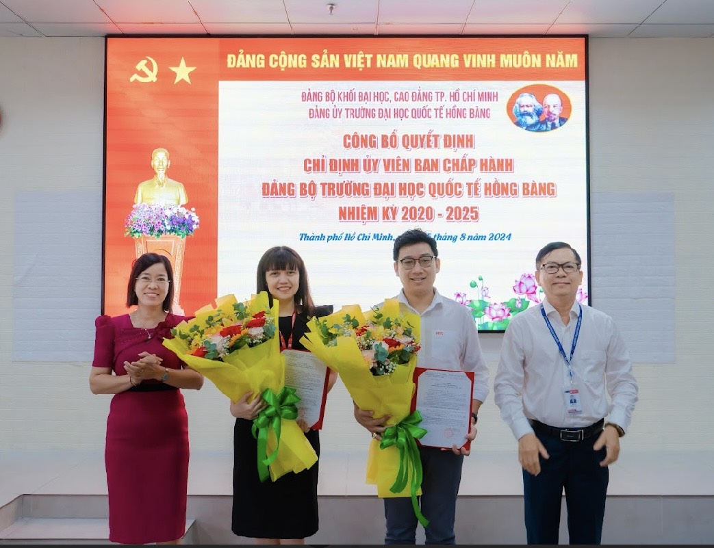 Hình 3 Trao quyet dinh chi dinh UVBCH Đang bo NK 2020 2025