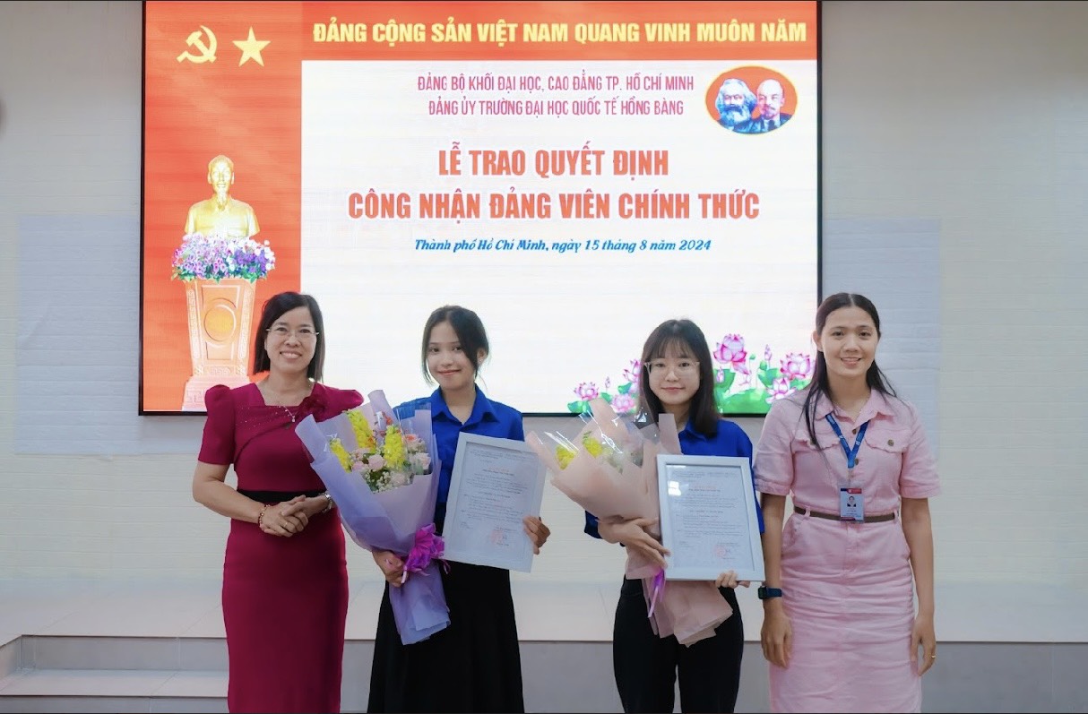 Hình 4 Trao quyet dinh cong nhan dang vien chinh thuc