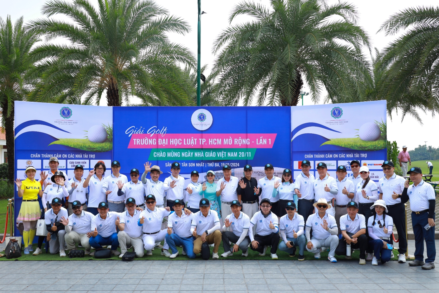 Các golfer chụp ảnh lưu niệm