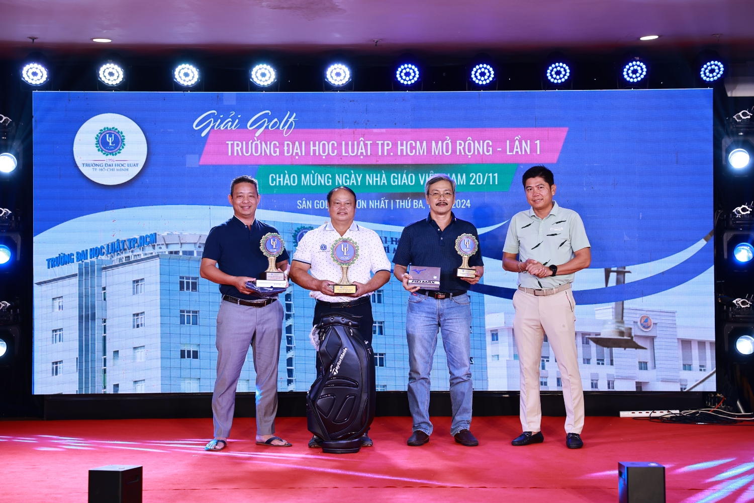 Lễ bế mạc trao giải cho các golfer 1