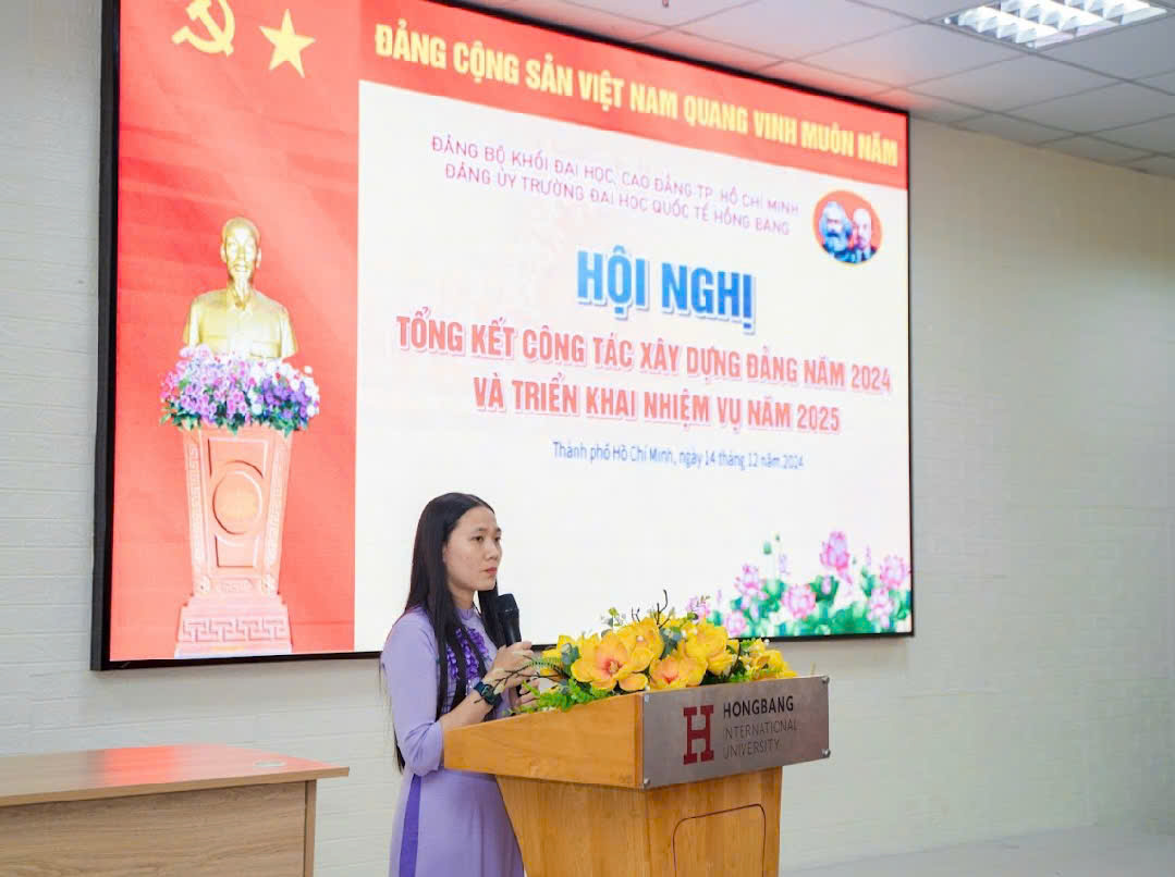 Hình 1 Đồng chí Lê Thị Bé, Phó Bí thư Đảng ủy Trường báo cáo tổng kết và triển khai nhiệm vụ năm 2025